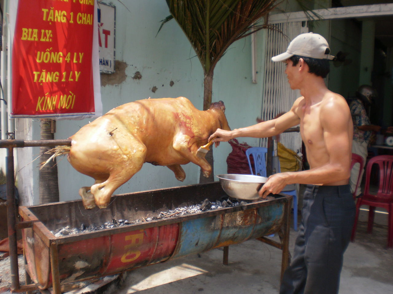 ベトナムの人々 昼食 子牛の丸焼き ベトナムの野良犬と少女
