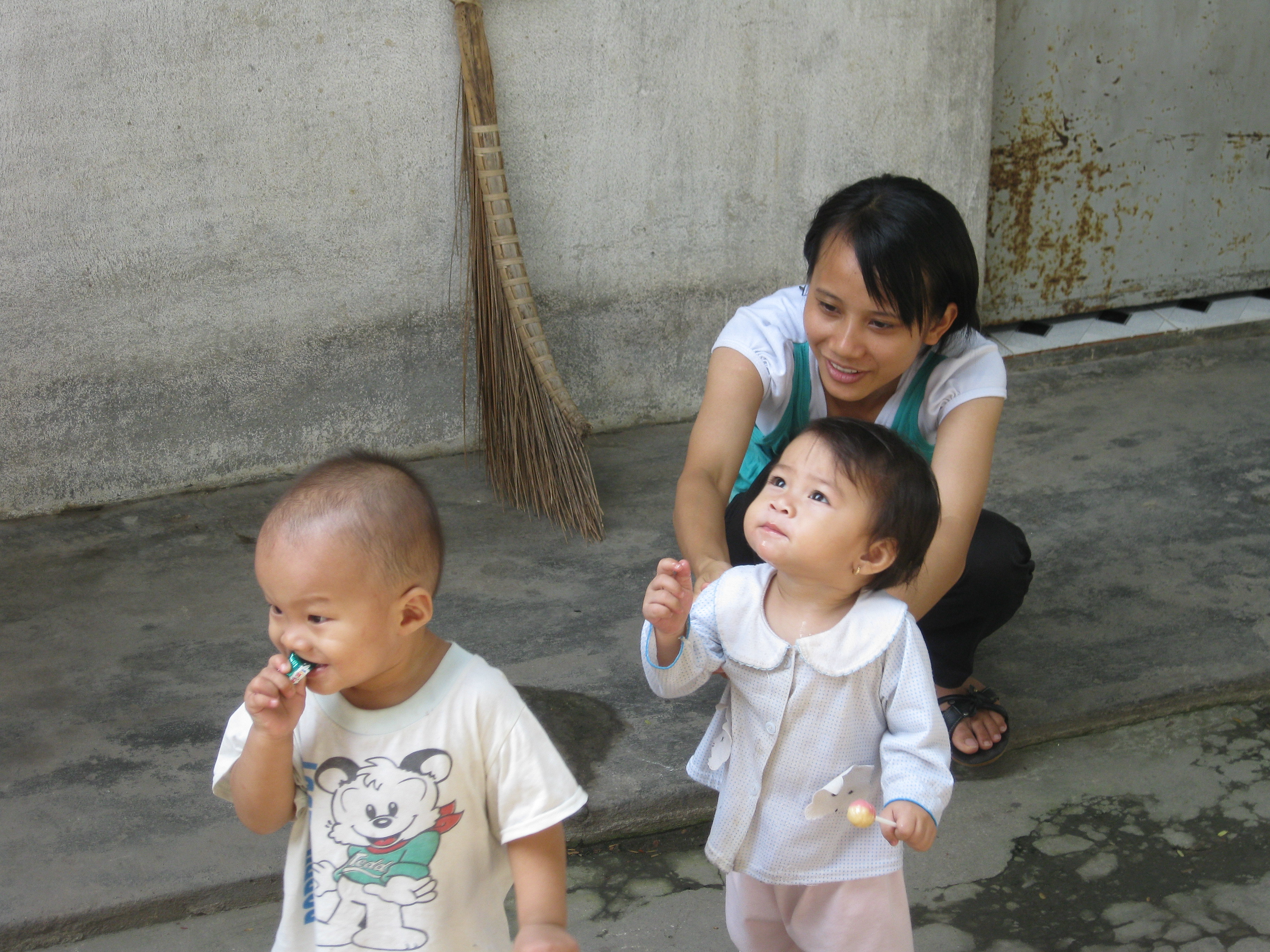 ベトナムの子供達 ベトナムの野良犬と少女