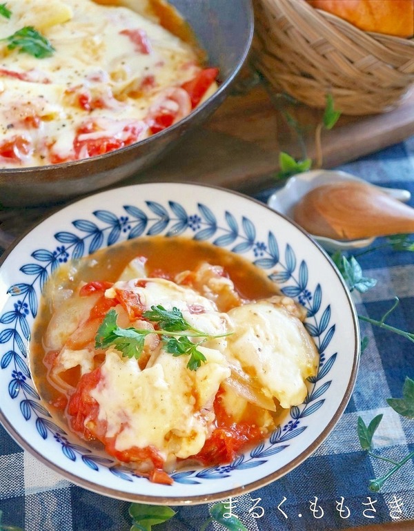 フライパンで重ねて煮るだけ♪チーズがとろり～❤じゃが芋と玉ねぎとトマトの重ね煮