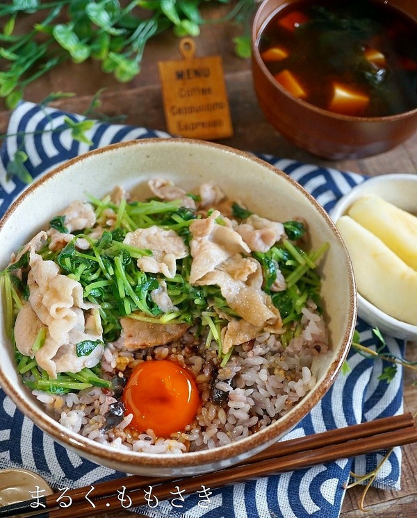 簡単！豆苗と豚肉のささっと炒めと卵黄のにんにく醤油漬け丼