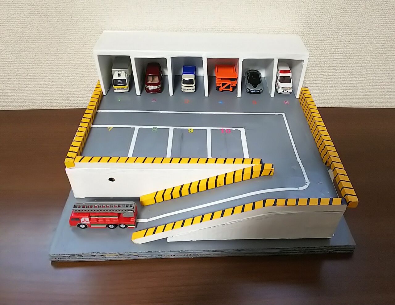 じいじ手作り トミカ駐車場 ベビモニ まる美とベビーをモニタリング