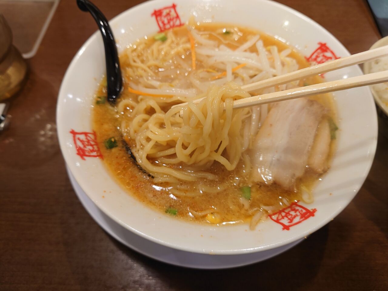 おおぎやラーメン tomの明るい空間