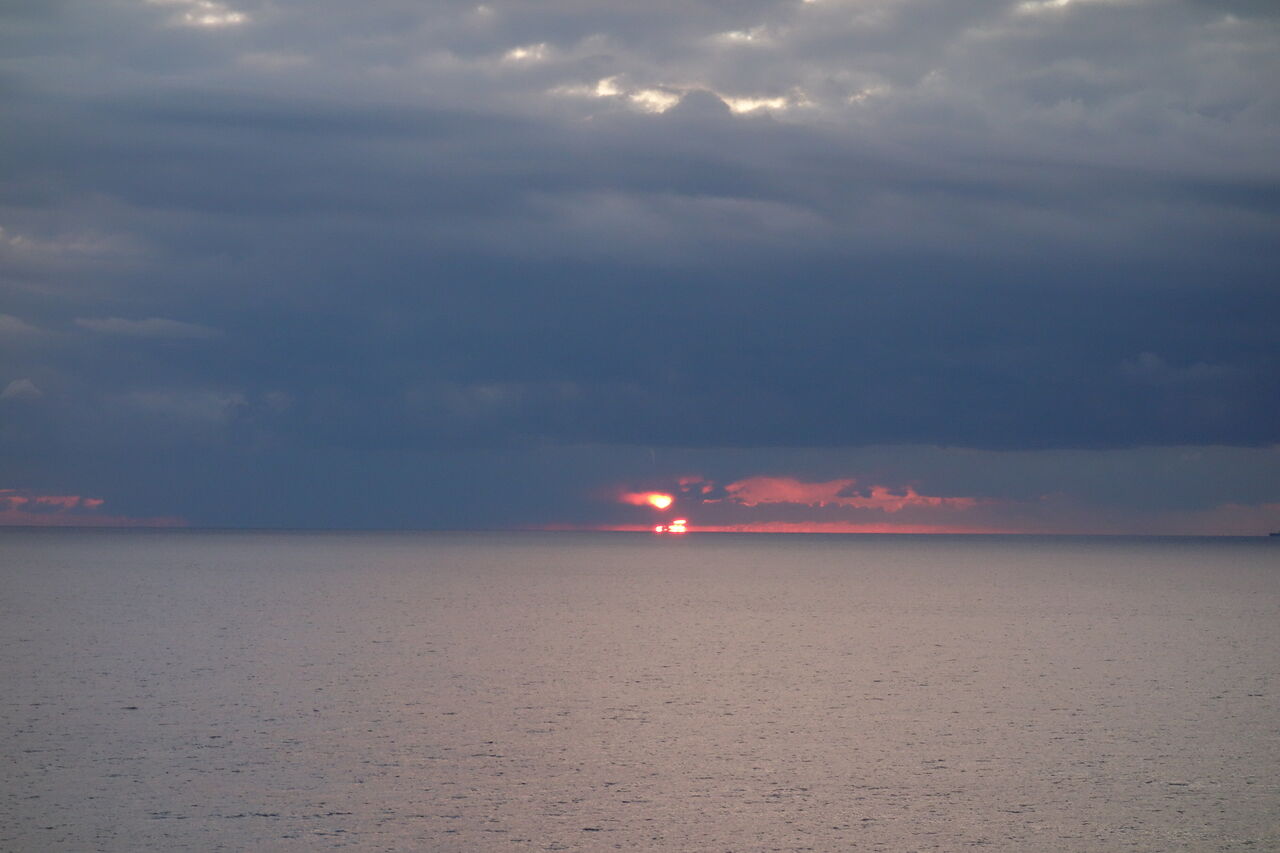 日本海に沈む夕日 Tomの明るい空間 日本海に沈む夕日 Tomの明るい空間