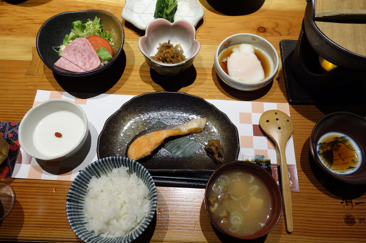 河一屋旅館 朝食 Tomの明るい空間