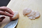 ホタテを薄くスライスする