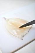 身に軽く格子に包丁を入れる