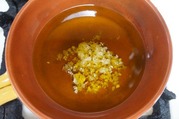 鍋にオリーブオイル、みじん切りのニンニクを入れとろ火にかける