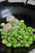日本酒とそらまめを加えて炒める