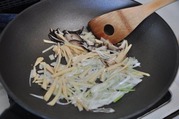 ねぎ、しいたけ、たけのこを強火でさっと炒める