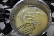 火にかけたえず注意しながら泡立て器でかき混ぜる02