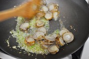 良い香りがたってきたらベビーホタテを加え強火でしっかり炒める