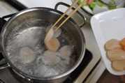 ホタテを入れさっと湯引き