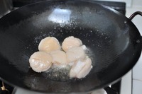 ホタテを加えてさっと炒める