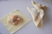 皮に種をのせ、三角におる