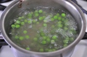 鍋に湯を沸かし各種材料を茹でる