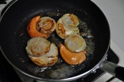 貝柱を色よく焼く