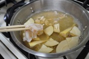 ホタテのヒモを入れ更に5分煮る