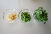 香菜・生姜をみじん切りにする