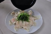 ワンタンを並べネギをのせ、ごま油をかける