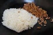 干しエビ炒め、もち米を入れる