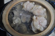 あさり、牡蠣、ホタテを加え調味料で味を調える