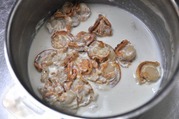 香りがついたらベビーホタテを入れる