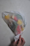パラディン紙にごま油を塗り、材料の１／２をのせて折りこむ３
