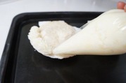 マッシュポテトでホタテ貝のふちを飾る