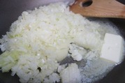 バター・オイルで玉ねぎを炒める