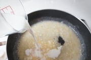 牛乳も加えホワイトソースを作る
