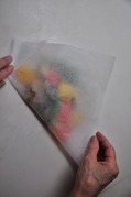 パラディン紙にごま油を塗り、材料の１／２をのせて折りこむ２