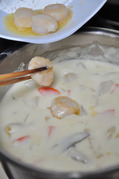 帆立貝柱等を加え一煮立ちさせる