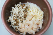 釜に米、食材、各種調味料を入れ炊く