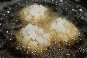 油で色よく揚げる