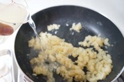 タマネギを炒め、小麦粉をいれ更に良く炒める