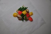 パラディン紙にごま油を塗り、材料の１／２をのせて折りこむ１