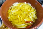 鷹の爪と玉ねぎ、塩小さじ1を加えて煮る