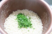 バターライスが炊けたらパセリを入れほぐす