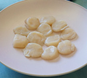 器に帆立を並べる