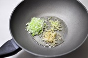 中華鍋に太白ごま油と葱、ニンニク、ショウガを入れ中火にかける