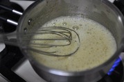 火にかけたえず注意しながら泡立て器でかき混ぜる01