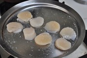 帆立貝柱もそれぞれ２枚にスライスし塩をふる