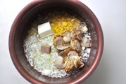 材料を入れ、水250ccを入れて普通に炊く