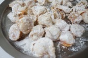 ホタテの水気をふき小麦粉をまぶす