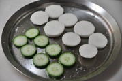 キュウリと蕪をスライスし軽く塩をふる