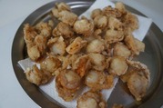 高温の油でさっと揚げておく2