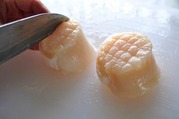 ホタテに格子状に切り込みをいれる