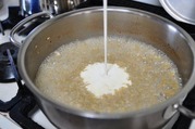 あさりを取り出し、少々煮詰め、味を調え生クリームを加える