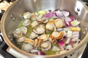 紫玉ねぎを炒め、火が通ったらベビーホタテも加える