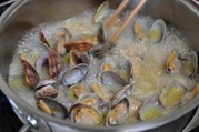 あさりを加え、白ワインを入れ蓋をして火を通す
